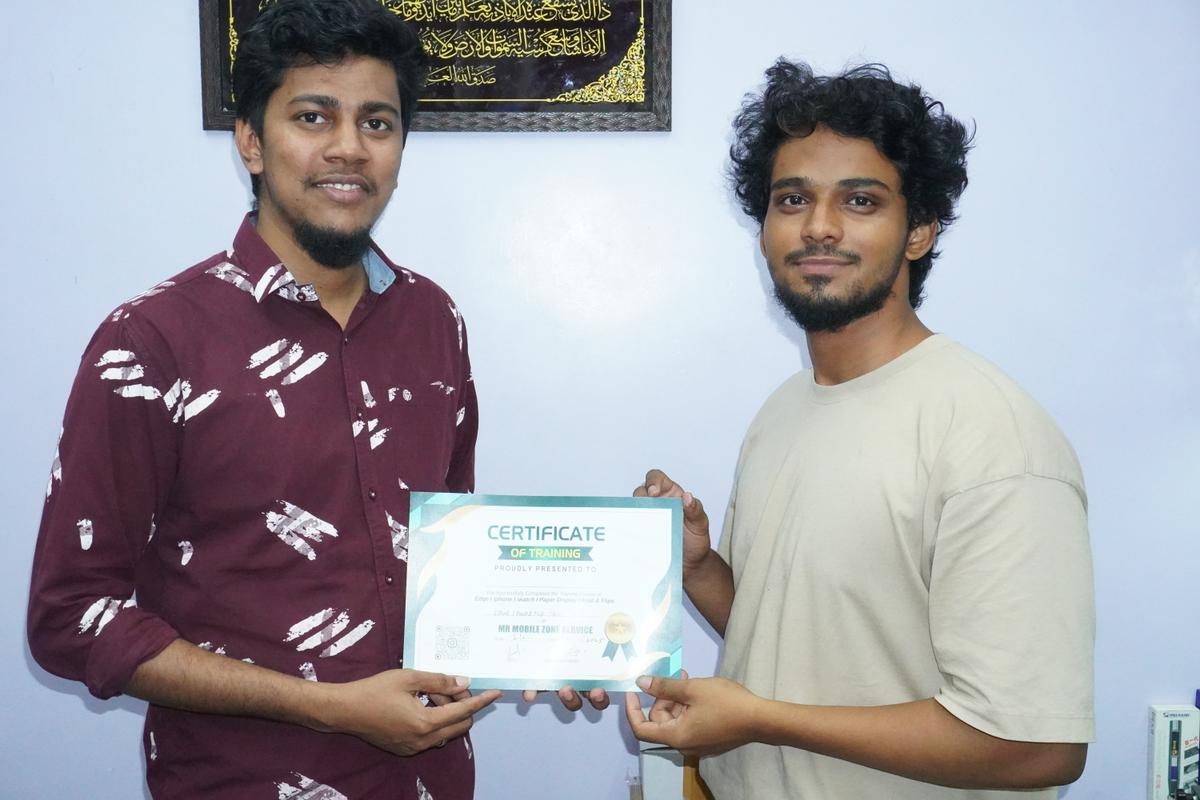 MR.Mobile Zone Service training graduate 2 with Certificate of Training