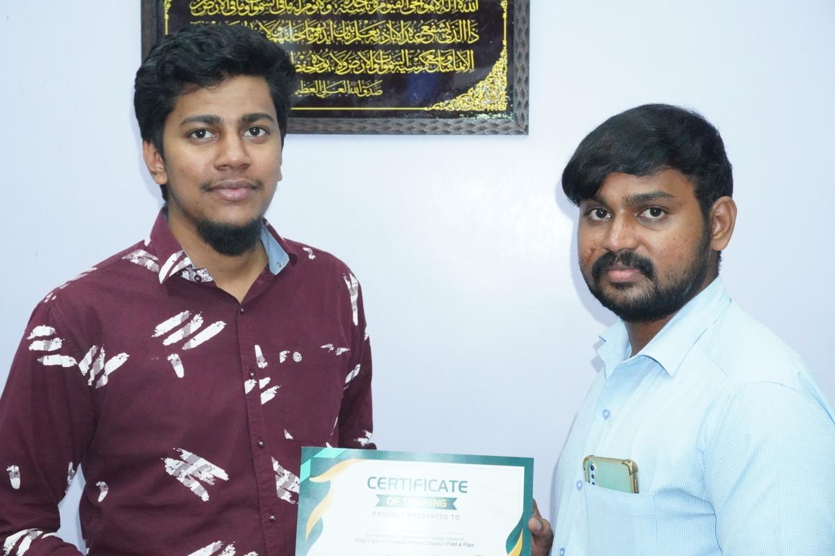 MR.Mobile Zone Service training graduate 3 with Certificate of Training