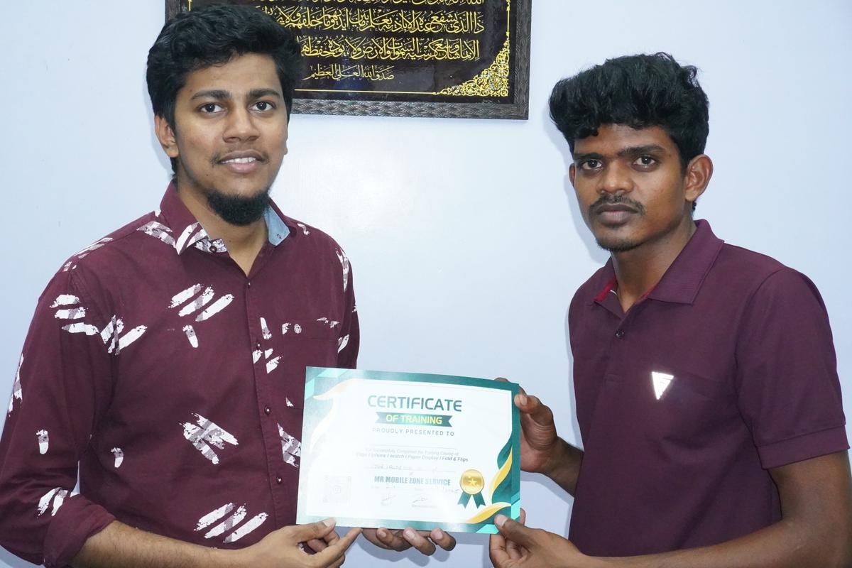 MR.Mobile Zone Service training graduate 4 with Certificate of Training