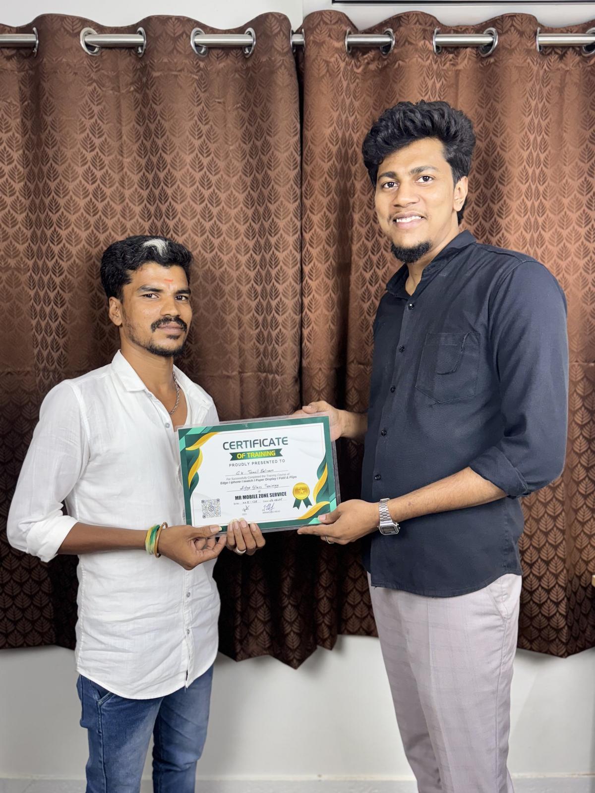 MR.Mobile Zone Service training graduate 7 with Certificate of Training