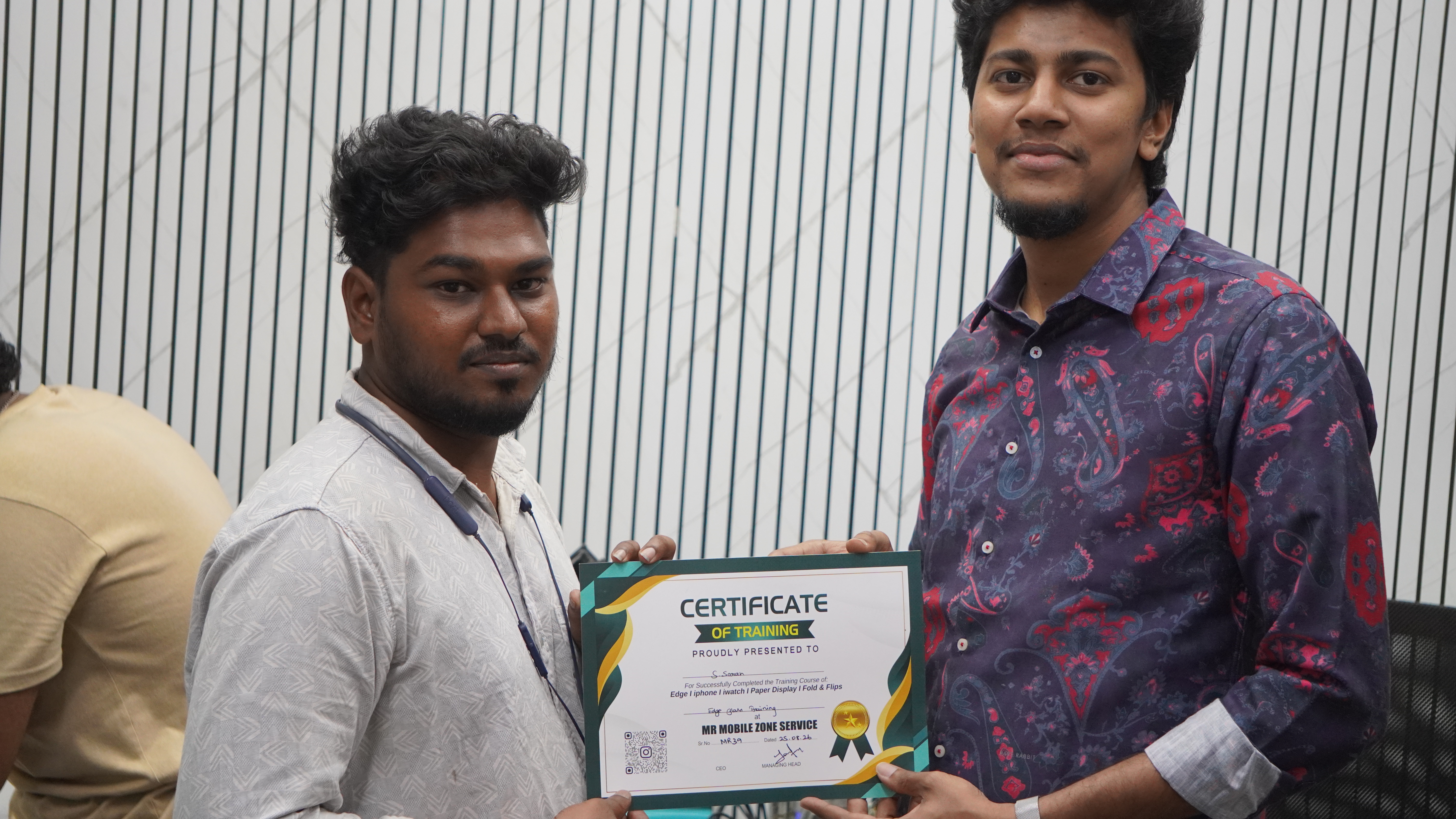 MR.Mobile Zone Service training graduate 8 with Certificate of Training