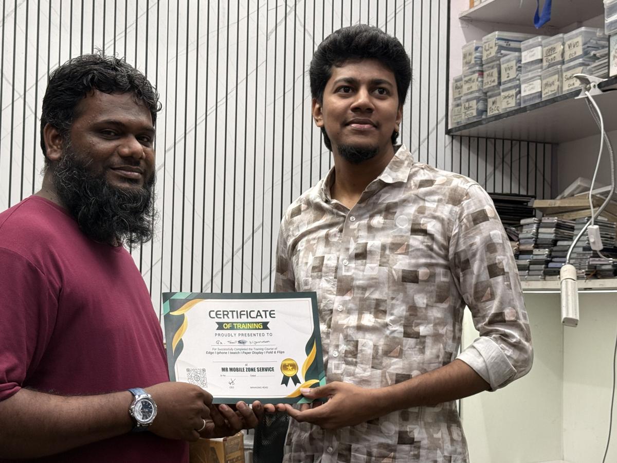 MR.Mobile Zone Service training graduate 9 with Certificate of Training